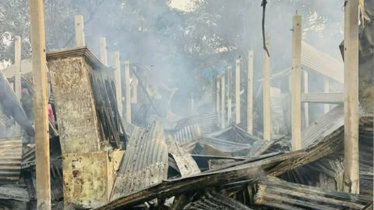 সোনারগাঁয়ে শর্টসার্কিটে অগ্নিকাণ্ডে পুড়েছে ১৮ বসতঘর সোনারগাঁয়ে শর্টসার্কিটে অগ্নিকাণ্ডে পুড়েছে ১৮ বসতঘর