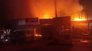 রূপগঞ্জে নীলা মার্কেটে অগ্নিকাণ্ড, পুড়েছে ৫ দোকান