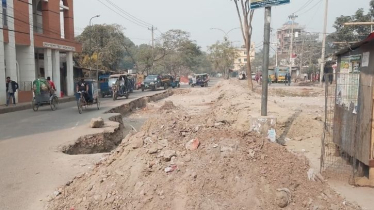 বন্দর ১০০ ফিট রাস্তার বেহাল দশা, দুর্ভোগ