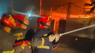 মধ্যরাতের আগুনে পুড়ে ছাই প্লাস্টিক কারখানা, ৪ ঘণ্টা পর নিয়ন্ত্রণে মধ্যরাতের আগুনে পুড়ে ছাই প্লাস্টিক কারখানা, ৪ ঘণ্টা পর নিয়ন্ত্রণে