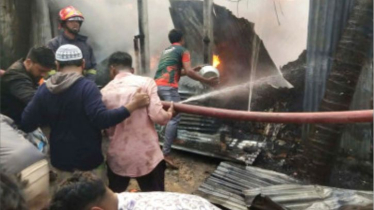 আড়াইহাজারে তুলার কারখানায় আগুন আড়াইহাজারে তুলার কারখানায় আগুন