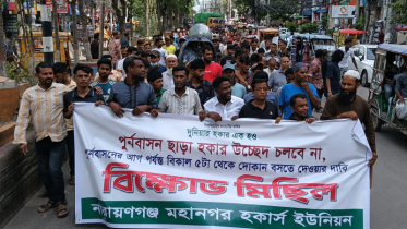পুনর্বাসনের আগে রোজ বিকেলে ফুটপাতে বসতে চেয়ে হকারদের মিছিল