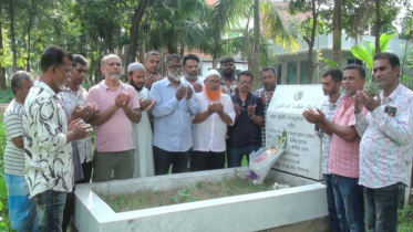 জুলাই শহীদ আবুল হাসান স্বজনের কবর জিয়ারতে খোরশেদ জুলাই শহীদ আবুল হাসান স্বজনের কবর জিয়ারতে খোরশেদ