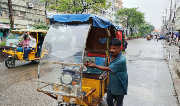 টানা বৃষ্টিতে স্থবির জীবিকার চাকা, বিপাকে খেটে খাওয়া মানুষ
