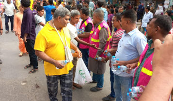 রথযাত্রীদের মাঝে বোতলজাত পানি বিতরণ করল টিম খোরশেদ