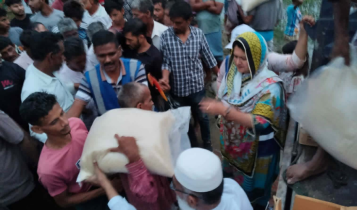 চট্টগ্রামের বন্যার্ত ৫০০ পরিবারের পাশে বিভা হাসান চট্টগ্রামের বন্যার্ত ৫০০ পরিবারের পাশে বিভা হাসান