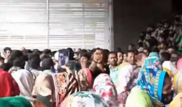 অর্জিত ছুটির মজুরির দাবিতে আনোয়ারা ফ্যাশনসের শ্রমিকদের বিক্ষোভ