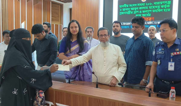 বন্দরে প্রধানমন্ত্রীর তহবিলের চেক পেলেন ৩৪০ অসচ্ছল পরিবার