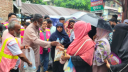 চতুর্থ দিনের মতো এইচএসসি পরিক্ষার্থী- অভিভাবকদের জন্য টিম খোরশেদের পানি বিতরণ