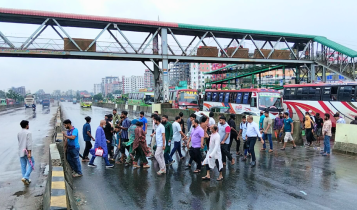 সাইনবোর্ডে ফুটওভারব্রিজ বন্ধ, ঝুঁকি নিয়ে মহাসড়ক পারাপার