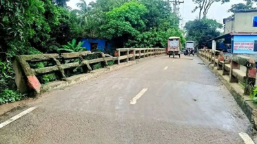 বন্দরের শ্রীরামপুর সেতু মৃত্যুফাঁদ, ঝুঁকি নিয়ে চলাচল হাজারো মানুষের বন্দরের শ্রীরামপুর সেতু মৃত্যুফাঁদ, ঝুঁকি নিয়ে চলাচল হাজারো মানুষের