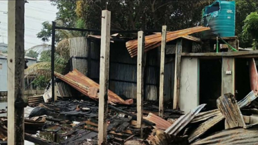 বন্দরে বৈদ্যুতিক শর্ট সার্কিটে আগুন, বসতবাড়ির ৫ কক্ষ পুড়ে ছাই