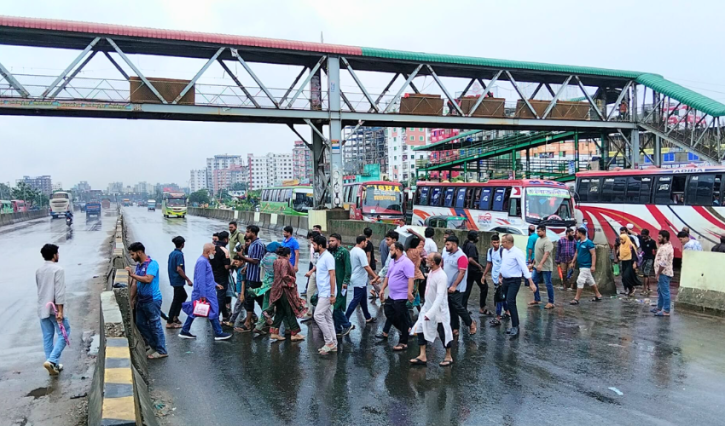 সাইনবোর্ডে ফুটওভারব্রিজ বন্ধ, ঝুঁকি নিয়ে মহাসড়ক পারাপার