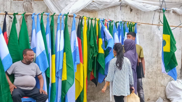 বিশ্বকাপ: টানের সংসারে বাড়তি আয়ের আশায় রাস্তায় সজলরা