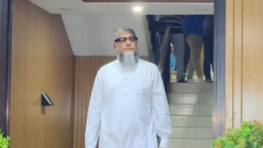 পুলিশের খাতায় পলাতক হত্যা মামলার আসামিকে দেখা গেল এসপি অফিসে