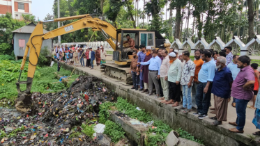 বন্দরে দীর্ঘদিন পরিত্যক্ত পুকুর পরিষ্কার কার্যক্রম পরিদর্শন করলেন নাসিক প্রশাসক