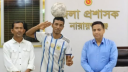 “ফুটবল ম্যান” মাসুদ রানাকে মানবিক সহায়তা দিলেন ডিসি রায়হান কবির “ফুটবল ম্যান” মাসুদ রানাকে মানবিক সহায়তা দিলেন ডিসি রায়হান কবির