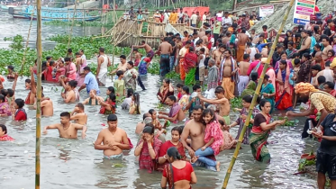 ব্রহ্মপুত্র নদের তীরে শুরু ‘পাপমুক্তির’ স্নানোৎসব ব্রহ্মপুত্র নদের তীরে শুরু ‘পাপমুক্তির’ স্নানোৎসব