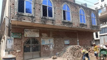 মসজিদের সামনে নির্মাণসামগ্রী, মুসল্লিদের চলাচলে ভোগান্তির অভিযোগ