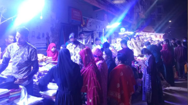 ঈদের কেনাকাটা: ফুটপাত থেকে মার্কেট সবখানেই ক্রেতাদের ভিড়