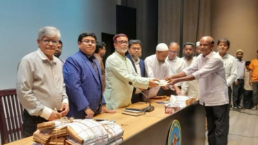 পরিচ্ছন্নতাকর্মীদের হাতে প্রধানমন্ত্রীর ঈদ উপহার দিলেন সাখাওয়াত