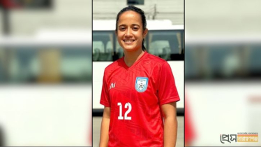 প্রধানমন্ত্রীর সংবর্ধনায় নারী ফুটবলারদের সঙ্গে রাত্রিমণি