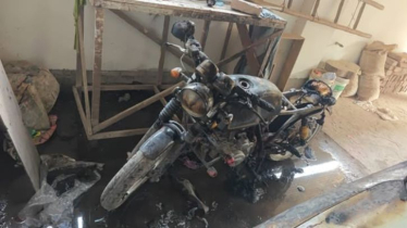 মধ্যরাতে দুর্বৃত্তদের দেওয়া আগুনে পুড়ল সাংবাদিকের মোটরসাইকেল