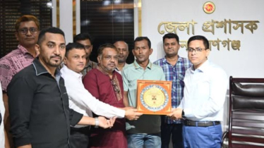 জেলা প্রশাসক রায়হান কবিরকে জার্নালিস্ট ইউনিটির সম্মাননা স্মারক