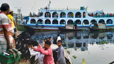 ঈদ যাত্রায় জীবনের ঝুঁকি নিয়ে লঞ্চে উঠছেন যাত্রীরা