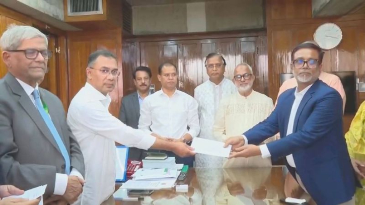 প্রধানমন্ত্রীর থেকে পরিচ্ছন্নতা কর্মীদের ঈদ উপহার নিলেন সাখাওয়াত