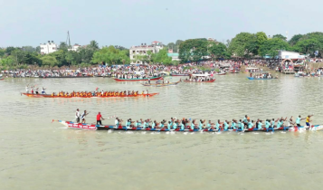 শীতলক্ষ্যায় ১৫ বছর পর নৌকা বাইচ, দেখতে মানুষের ঢল