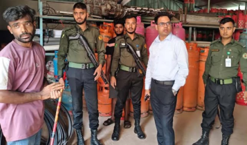 আড়াইহাজারে বেশি দামে এলপিজি বিক্রি, দুই ব্যবসায়ীকে জরিমানা আড়াইহাজারে বেশি দামে এলপিজি বিক্রি, দুই ব্যবসায়ীকে জরিমানা
