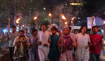 যৌক্তিকভাবে বাসভাড়া নির্ধারণের দাবিতে শহরে মশাল মিছিল যৌক্তিকভাবে বাসভাড়া নির্ধারণের দাবিতে শহরে মশাল মিছিল