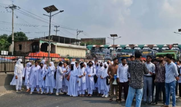 হাফ ভাড়ার দাবিতে সোনারগাঁয়ে মহাসড়ক অবরোধ