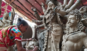 দুর্গাপূজার আমেজ নারায়ণগঞ্জে, প্রতিমায় শেষ তুলির টান