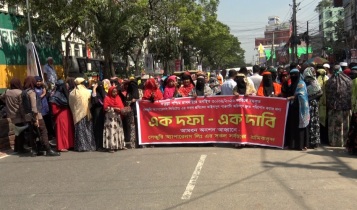 চাষাঢ়ায় ইউনাইটেড ও সেঞ্চুরি গার্মেন্টস শ্রমিকদের অবরোধ