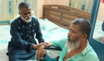 অসুস্থ শ্রমিকদল নেতাকে হুইলচেয়ার উপহার দিলেন খোরশেদ