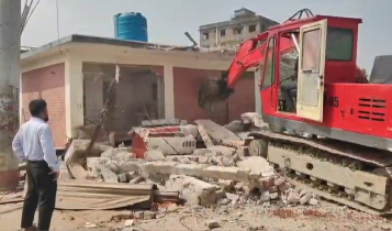 বন্দরে ব্যবহারের আগেই ভাঙা পড়ল ১৬ লাখ টাকার শৌচাগার, দায় কার বন্দরে ব্যবহারের আগেই ভাঙা পড়ল ১৬ লাখ টাকার শৌচাগার, দায় কার