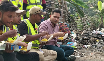 ময়লার স্তূপের পাশে দুপুরের খাবার খেয়ে তনুর নেতৃত্বে স্বেচ্ছাসেবীদের প্রতিবাদ