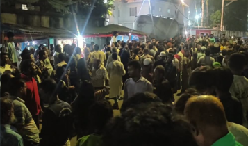 সাবেক কাউন্সিলর সাগরকে গ্রেফতারে পুলিশের অভিযান, স্থানীয়দের বাধা সাবেক কাউন্সিলর সাগরকে গ্রেফতারে পুলিশের অভিযান, স্থানীয়দের বাধা