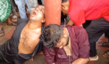ছিনতাইয়ের অভিযোগে দু’জনের চুল কেটে পুলিশে দিলো জনতা ছিনতাইয়ের অভিযোগে দু’জনের চুল কেটে পুলিশে দিলো জনতা