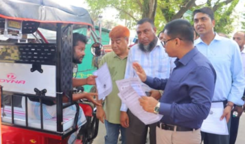ডেঙ্গু প্রতিরোধে জনসচেতনতা বাড়াতে মাঠে ডিসি ডেঙ্গু প্রতিরোধে জনসচেতনতা বাড়াতে মাঠে ডিসি