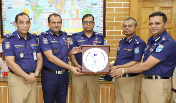 বদলিজনিত বিদায়ে নারায়ণগঞ্জের এসপিকে ঢাকা রেঞ্জ ডিআইজির সম্মাননা বদলিজনিত বিদায়ে নারায়ণগঞ্জের এসপিকে ঢাকা রেঞ্জ ডিআইজির সম্মাননা